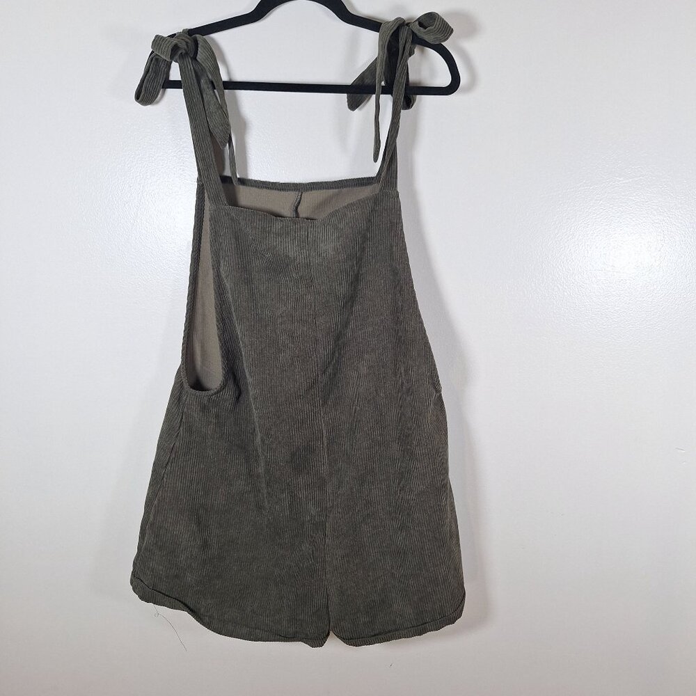 Green corduroy jumper shorts with pockets size large - Picture 2 of 4